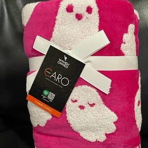 CARO HOME Halloween Fuchsia Ghost Hand Towels, (2) Fuchsia Ghosts Hand Towels